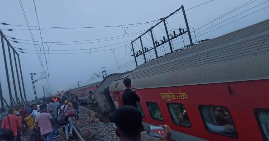 Mumbai-Howrah train derail