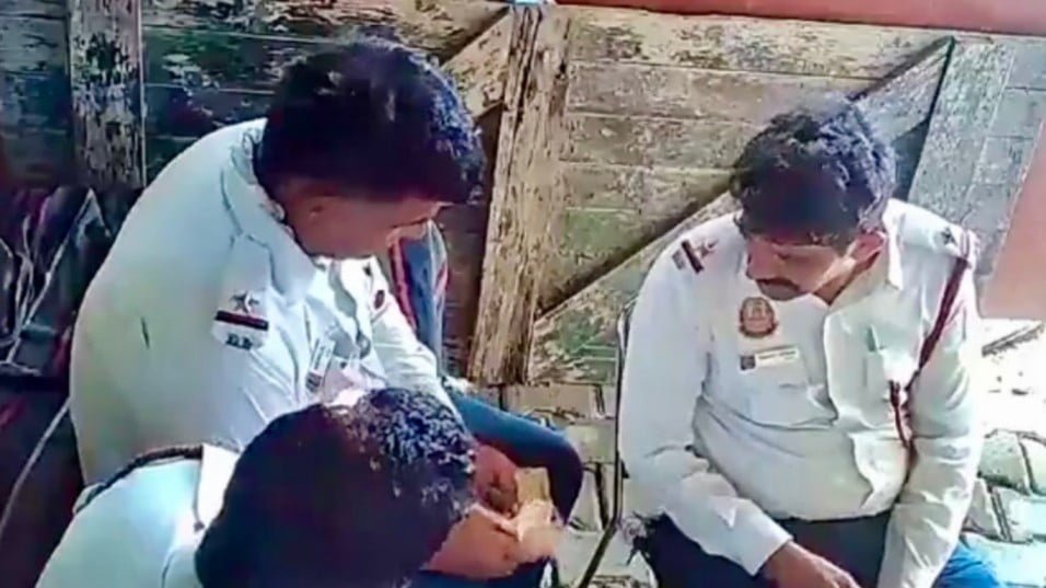 Delhi three Traffic Police Seen Dividing Bribe Money on Camera